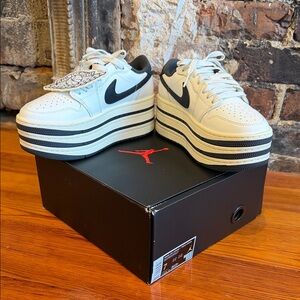 New in box! Nike Black and White triple stack size 7 shoes.